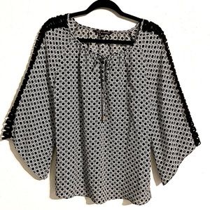 Zac & Rachel Bk/Wt Open Bell Sleeve Blouse Small